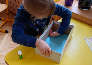 dzieci wykonują teatrzyk