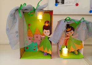 dzieci wykonują teatrzyk