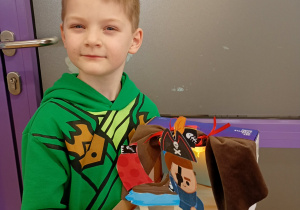 dzieci wykonują teatrzyk