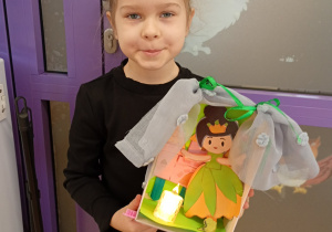 dzieci wykonują teatrzyk