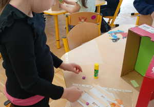 dzieci wykonują teatrzyk