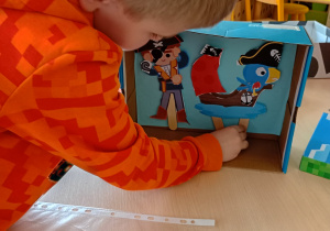 dzieci wykonują teatrzyk