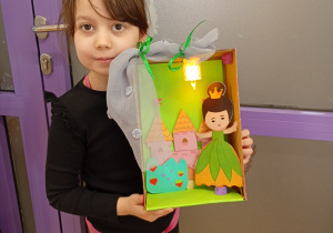 dzieci wykonują teatrzyk