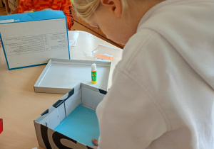 dzieci wykonują teatrzyk