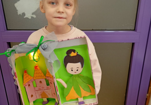 dzieci wykonują teatrzyk