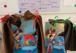 dzieci wykonują teatrzyk