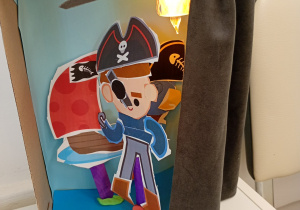 dzieci wykonują teatrzyk