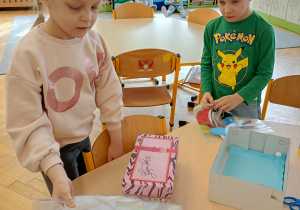 dzieci wykonują teatrzyk