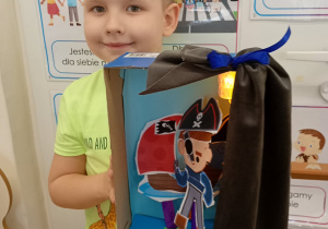 dzieci wykonują teatrzyk