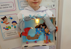 dzieci wykonują teatrzyk