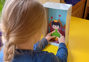 dzieci wykonują teatrzyk