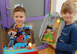 dzieci wykonują teatrzyk