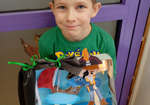 dzieci wykonują teatrzyk