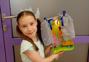 dzieci wykonują teatrzyk