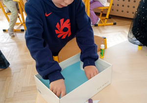 dzieci wykonują teatrzyk