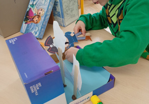 dzieci wykonują teatrzyk