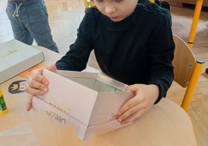 dzieci wykonują teatrzyk