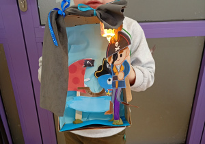 dzieci wykonują teatrzyk