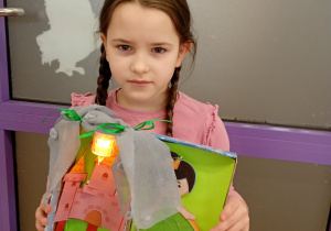 dzieci wykonują teatrzyk