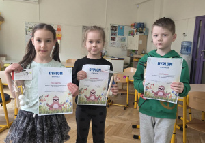 dzieci z dyplomami