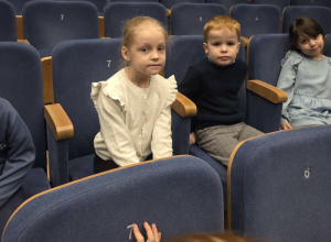 dzieci w teatrze