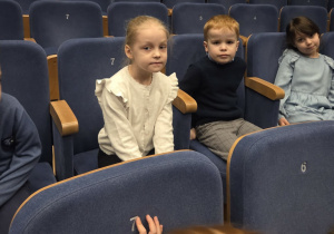 dzieci w teatrze