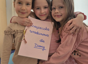 Diana z koleżankami