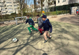 Zabawy na placyku przedszkolnym