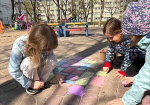 Zabawy na placyku przedszkolnym