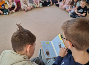 Wolontariusze czytają