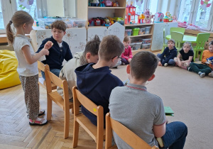 Wolontariusze czytają