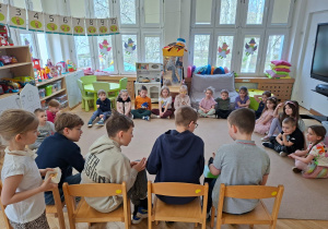 Wolontariusze czytają