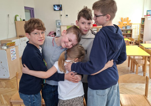 Wolontariusze czytają