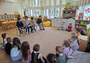 Wolontariusze czytają