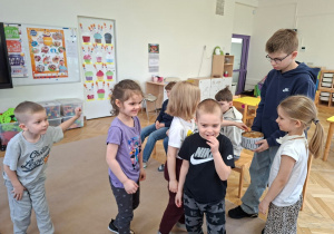 Wolontariusze czytają