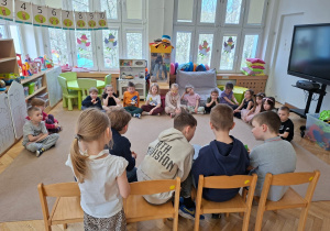 Wolontariusze czytają