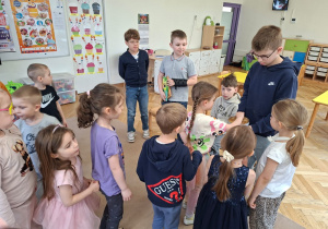 Wolontariusze czytają