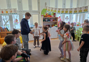 Wolontariusze czytają