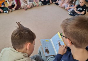 Wolontariusze czytają