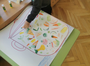 dzieci robią prace plastyczną - zupa jarzynowa