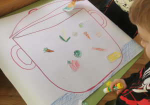 dzieci robią prace plastyczną - zupa jarzynowa