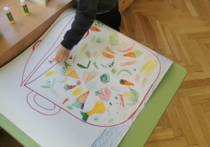 dzieci robią prace plastyczną - zupa jarzynowa