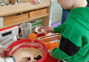 dzieci robią ciasto marchewkowe