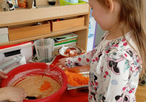 dzieci robią ciasto marchewkowe