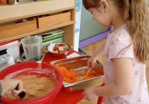 dzieci robią ciasto marchewkowe