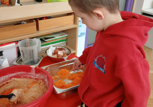 dzieci robią ciasto marchewkowe