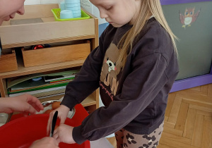 dzieci robią ciasto marchewkowe