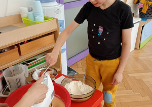 dzieci robią ciasto marchewkowe