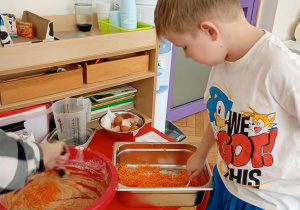 dzieci robią ciasto marchewkowe