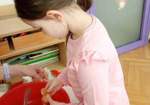 dzieci robią ciasto marchewkowe